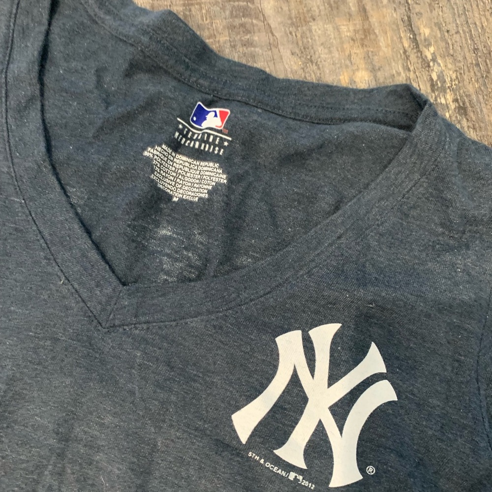 Genuine Merchandise New York Yankees T-Shirt V-Neck - Picture 3 of 3
